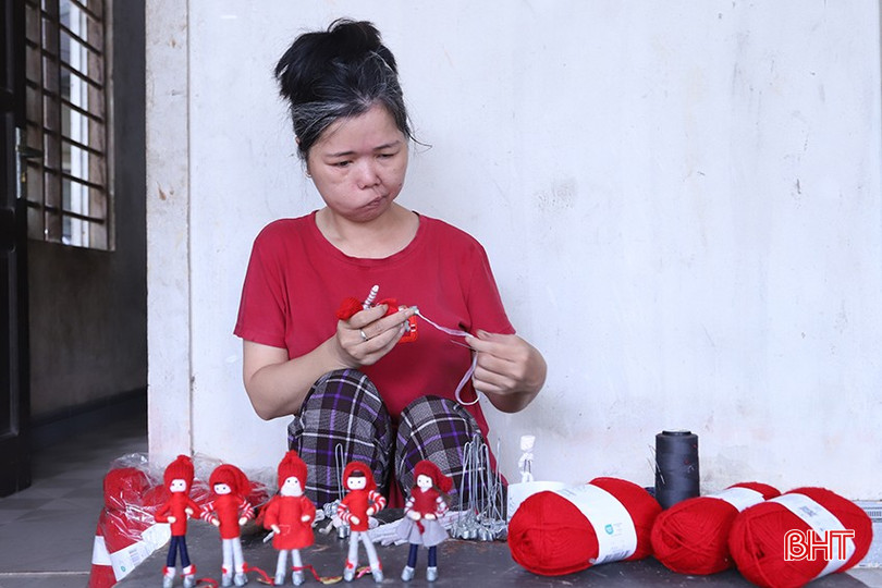Chị Huyền cần mẫn với bộ đồ nghề làm búp bê thủ công. Chị Huyền cần mẫn với bộ đồ nghề làm búp bê thủ công.