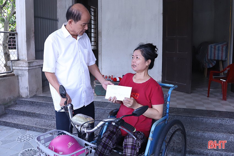 Ông Nguyễn Minh Nguyên - Chủ tịch Hội Nạn nhân chất độc da cam/Dioxin tỉnh tặng quà, động viên chị Huyền. bqbht_br_6-5875.jpg