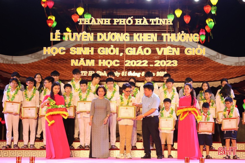 Nhật Quang là một trong những học sinh được vinh danh tại lễ tuyên dương, khen thưởng học sinh giỏi, giáo viên giỏi TP Hà Tĩnh năm học 2022 - 2023. 6.jpg