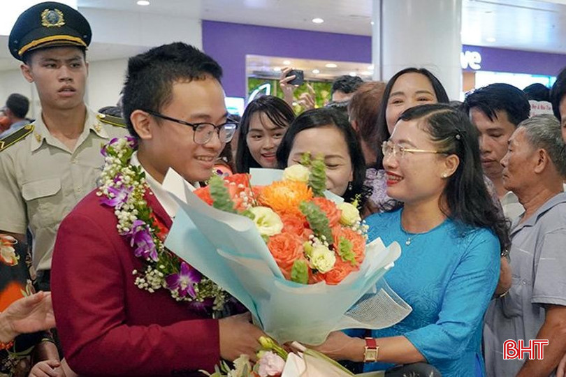 Lãnh đạo Sở GD&ĐT đón em Trần Minh Hoàng trở về từ cuộc thi Olympic quốc tế 2024 với tấm huy chương bạc môn Toán học. 9999-2940.jpg