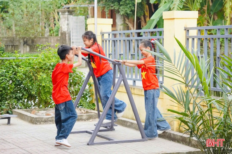 Khuôn viên nhà văn hóa được đầu tư trang thiết bị, trở thành nơi vui chơi của người dân mọi lứa tuổi. bqbht_br_3.jpg