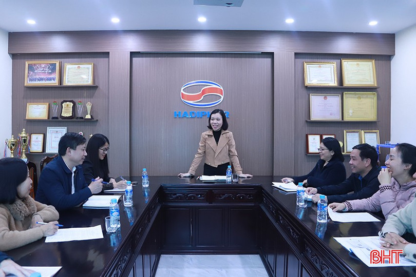Chị Chiến luôn phát huy tốt vai trò gương mẫu của người đứng đầu chi bộ, cơ quan. bqbht_br_6.jpg