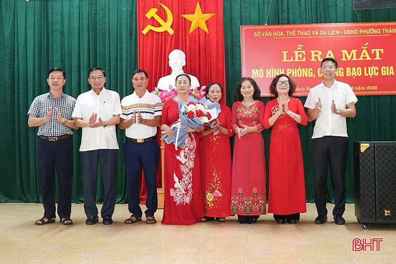 Hội phụ nữ các cấp đã triển khai nhiều mô hình hỗ trợ cán bộ, hội viên, phụ nữ xây dựng gia đình hạnh phúc, nuôi dạy con cái chăm ngoan. Trong ảnh: Ra mắt mô hình phòng chống bạo lực gia đình tại phường Thành Sen. fmjhfdjffjfdkf.jpg