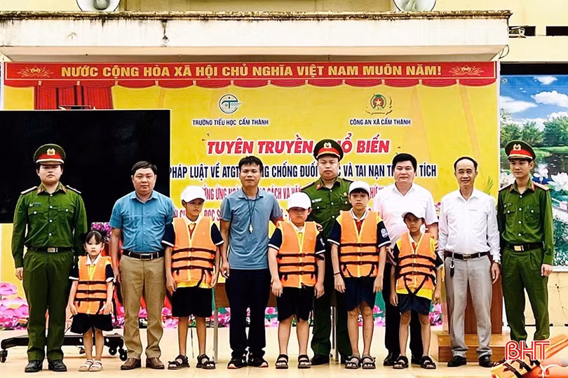 Công an xã Cẩm Thành (Cẩm Xuyên) phối hợp tuyên truyền phòng chống đuối nước cho học sinh các trường học trên địa bàn.