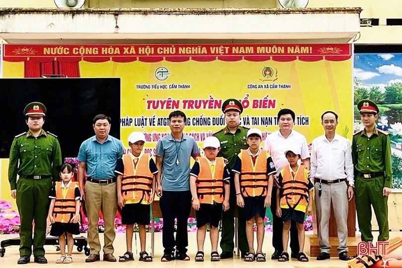 Công an xã Cẩm Thành (Cẩm Xuyên) phối hợp tuyên truyền phòng chống đuối nước cho học sinh các trường học trên địa bàn.