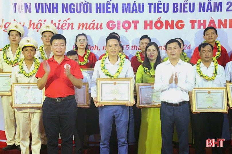 Thầy Trân là một trong những cá nhân được tôn vinh người hiến máu tiêu biểu toàn tỉnh tại chương trình "Hành trình đỏ" năm 2024. 1-4696.jpg