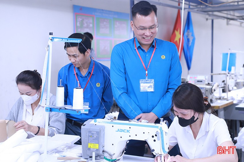 Cán bộ công đoàn đổi mới phương thức vận động theo hướng bám nắm cơ sở, tiếp cận công nhân, lao động tuyên truyền theo hướng ngắn gọn, dễ nhớ, dễ hiểu. bqbht_br_1.jpg