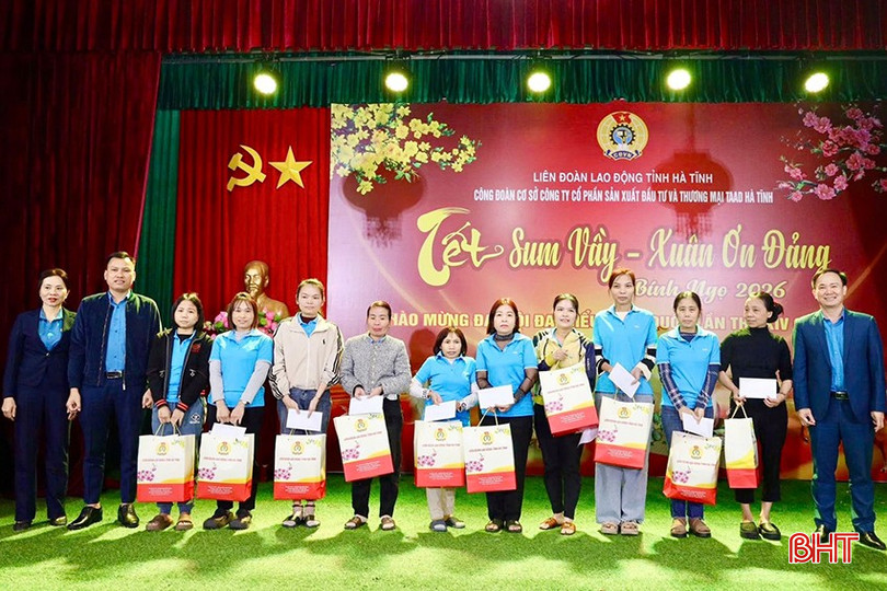 Lãnh đạo LĐLĐ tỉnh, đại diện doanh nghiệp cùng tham dự, chung vui và trao quà tết người lao động Công ty CP Sản xuất đầu tư và thương mại TAAD Hà Tĩnh.
