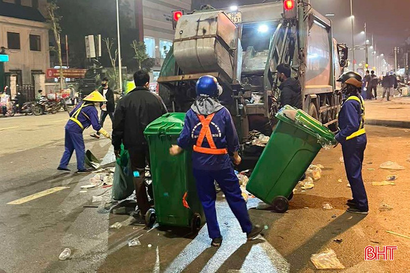Phần lớn chị em công nhân Công ty CP Môi trường và Công trình đô thị Hà Tĩnh phải làm việc cả ca ngày và ca đêm. bqbht_br_6.jpg