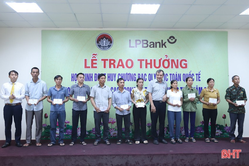 Phụ huynh các học sinh đạt điểm cao tại Kỳ thi tốt nghiệp THPT 2024 đón nhận phần thưởng từ lãnh đạo Quỹ Khuyến học, khuyến tài Nguyễn Du. (Thời điểm này, phần lớn các em đã làm thủ tục nhập học tại các trường đại học trên cả nước nên phụ huynh đại diện nhận thưởng). 7.jpg