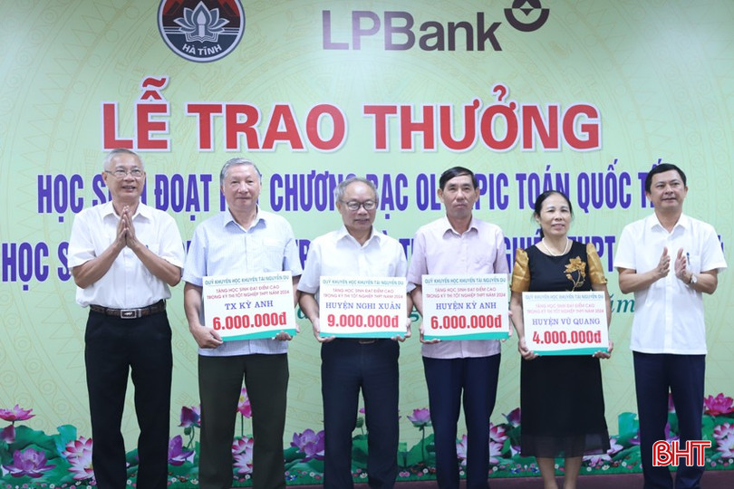 Trao biểu trưng phần thưởng cho một số địa phương chưa có học sinh, đại diện học sinh nhận thưởng tại buổi lễ. 2.jpg