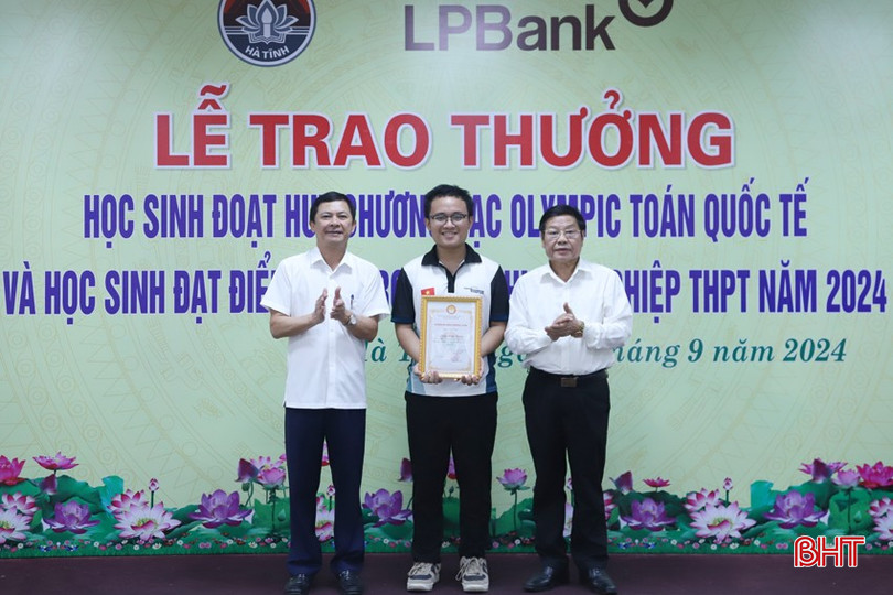 Phó Chủ tịch UBND tỉnh Lê Ngọc Châu, Phó Trưởng ban Tuyên giáo Tỉnh ủy Nguyễn Trí Lạc trao thưởng cho em Trần Minh Hoàng. 11.jpg