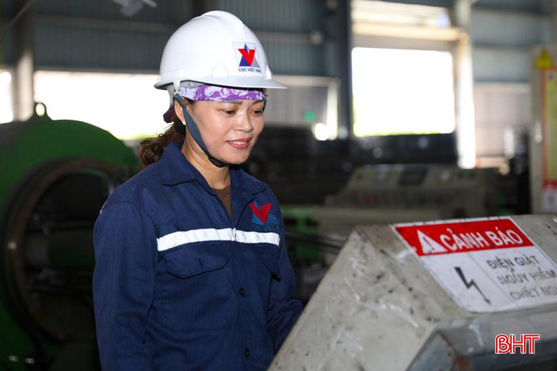 Chị Phan Thị Lân hài lòng với chế độ chính sách và môi trường làm việc tại công ty. 6.jpg