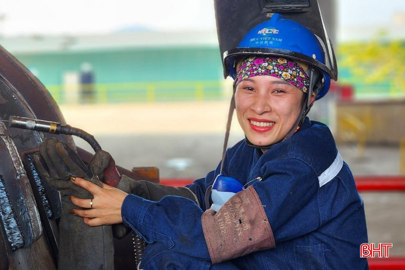 Công ty TNHH Sản xuất cấu kiện công nghệ cao Viết Hải có nhiều lao động nữ làm việc tại bộ phận trực tiếp sản xuất. 88.jpg