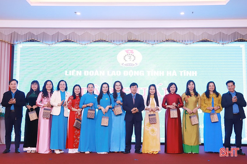 Lãnh đạo LĐLĐ tỉnh tặng quà, chúc mừng các cán bộ nữ công. bqbht_br_11.jpg