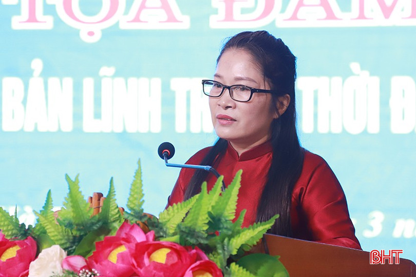 Phó Chủ tịch LĐLĐ huyện Can Lộc Nguyễn Thị Hồng Thủy chia sẻ kinh nghiệm cân bằng thời gian giữa công việc và chăm sóc, nuôi dạy con cái. bqbht_br_2.jpg
