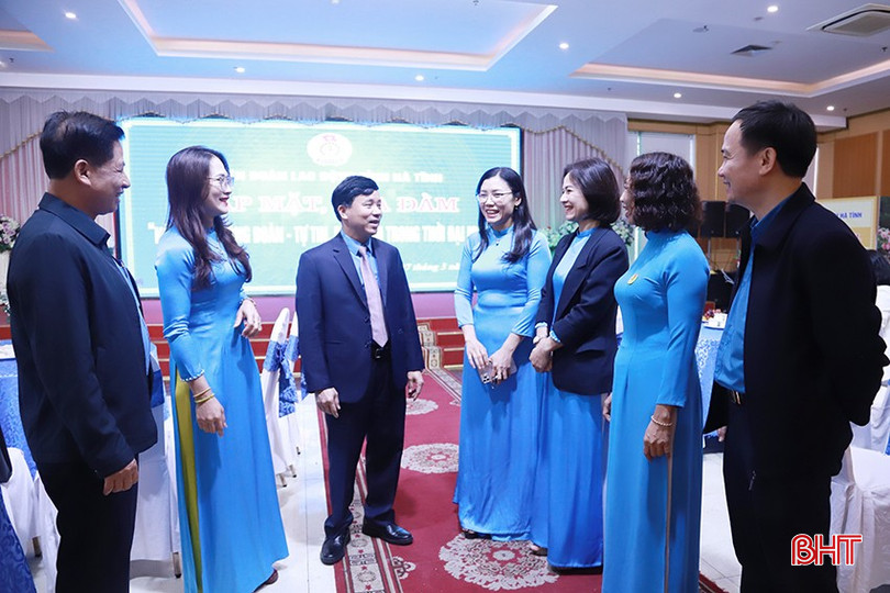Lãnh đạo LĐLĐ tỉnh gặp mặt, trao đổi cùng cán bộ nữ công đoàn các cấp. bqbht_br_1.jpg