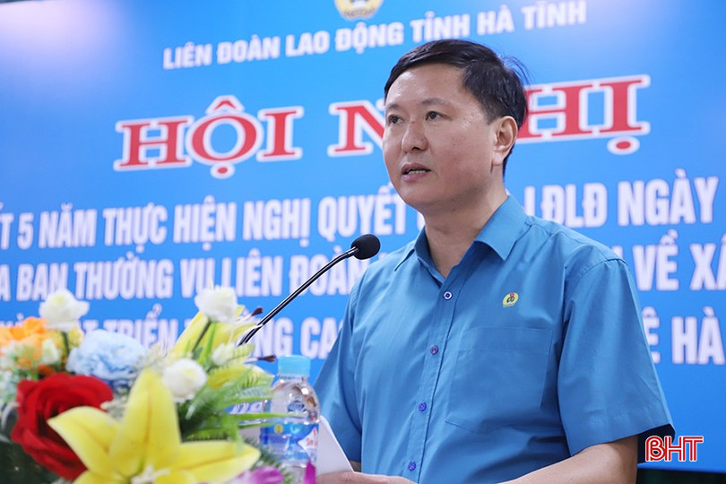 Trưởng ban Nghiệp vụ LĐLĐ tỉnh Phan Mạnh Hùng báo cáo kết quả triển khai Nghị quyết 05. bqbht_br_4.jpg