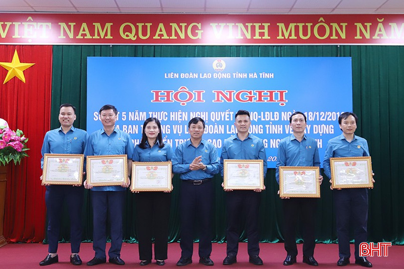 Lãnh đạo LĐLĐ tỉnh trao bằng khen cho các tập thể... bqbht_br_7.jpg