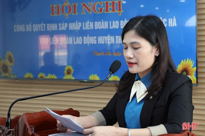Trưởng ban Tổ chức LĐLĐ tỉnh Lê Thị Bình công bố quyết định sáp nhập. bqbht_br_ww.jpg