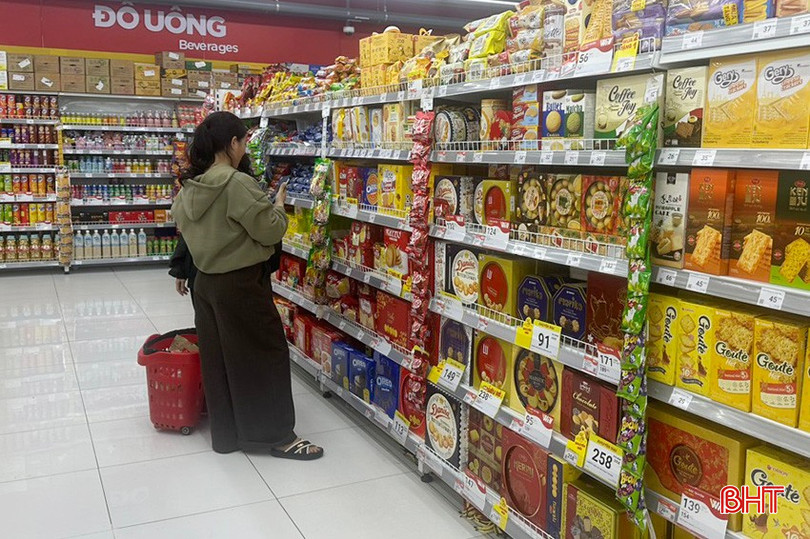 Hàng hóa Tết đã lên kệ tại các siêu thị, cửa hàng tạp hóa. bqbht_br_2.jpg
