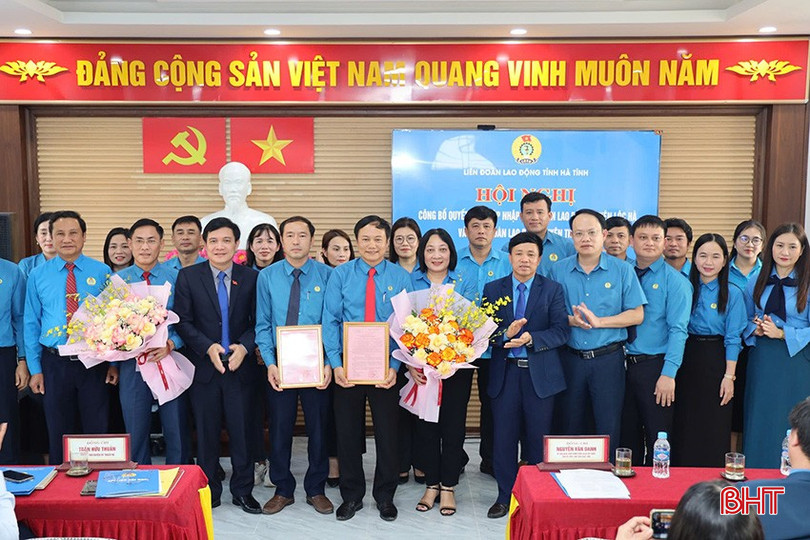 Lãnh đạo các cấp ngành tặng hoa BCH LĐLĐ huyện Thạch Hà sau sáp nhập. bqbht_br_5.jpg