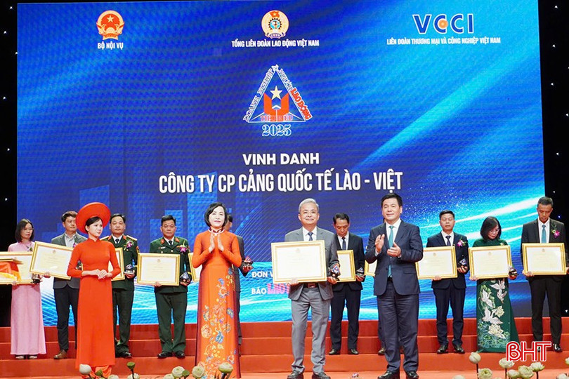 Công ty CP Cảng Quốc tế Lào - Việt là đơn vị duy nhất của Hà Tĩnh được nhận giải thưởng "Doanh nghiệp vì người lao động tiêu biểu" toàn quốc năm 2025. bqbht_br_11.jpg