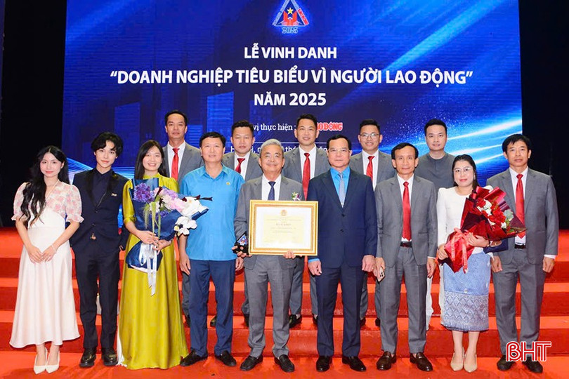 Lãnh đạo Tổng LĐLĐ Việt Nam chụp ảnh lưu niệm cùng đoàn doanh nghiệp Hà Tĩnh tại lễ vinh danh. bqbht_br_111-4558.jpg