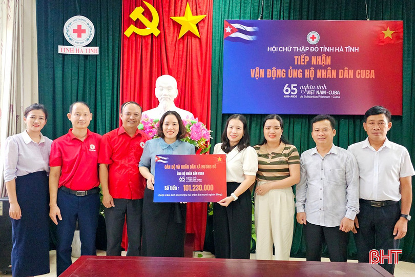 Cán bộ và nhân dân xã Hương Đô trao biểu trưng ủng hộ chương trình. bqbht_br_6.jpg