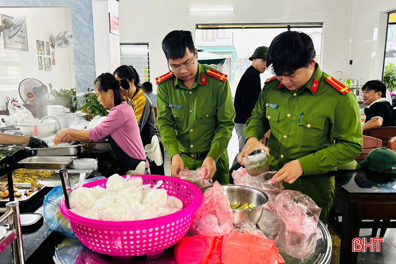 ກໍາລັງເຂົ້າຮ່ວມການກະກຽມອາຫານບັນເທົາທຸກໃຫ້ປະຊາຊົນຢູ່ເຂດປະສົບໄພນ້ຳຖ້ວມ. bqbht_br_shyddgh.jpg