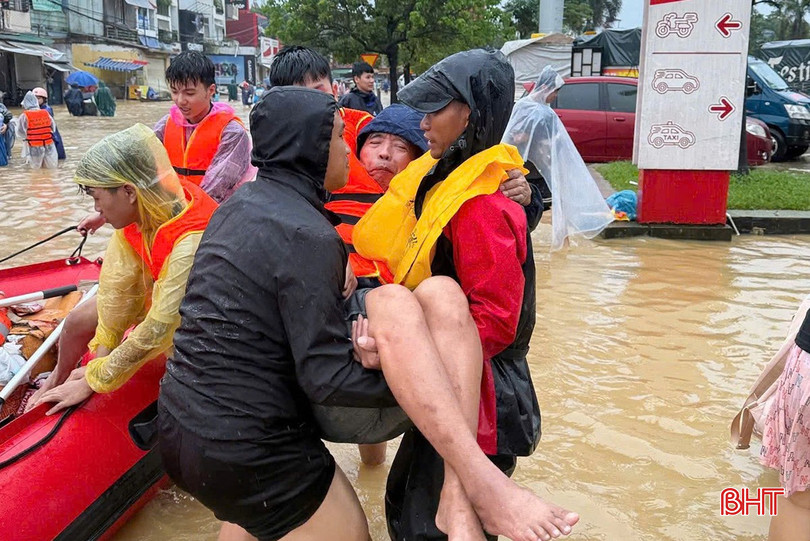 ສະມາຊິກໜ່ວຍກູ້ໄພ SOS Ha Tinh ຊ່ວຍເຫຼືອປະຊາຊົນຢູ່ນະຄອນເຫ້ວ ໃນເວລາປະສົບໄພນ້ຳຖ້ວມ. bqbht_br_dshjd.jpg