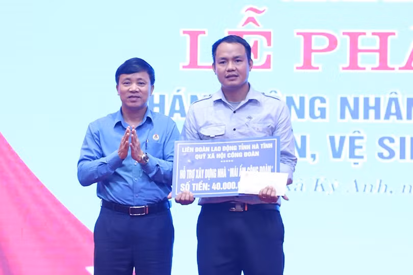Chủ tịch LĐLĐ tỉnh Nguyễn Văn Danh trao tiền hỗ trợ "Mái ấm công đoàn" cho anh Phan Văn Liêm.
