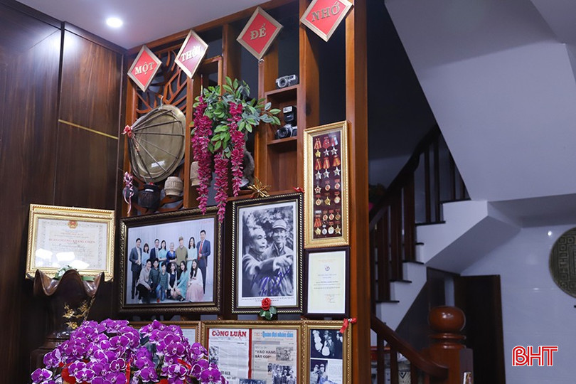 "Bảo tàng" thu nhỏ với tên gọi chất chứa niềm tự hào "Một thời để nhớ" của gia đình nhà báo Trương Quang Hường. bqbht_br_2.jpg