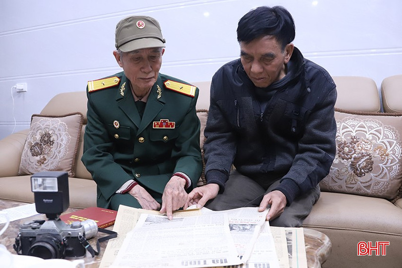 Nhà báo Trương Quang Hường và nhà báo Phan Thế Cải (nguyên phóng viên Báo Hà Tĩnh) thường xuyên gặp gỡ ôn lại những kỷ niệm cũ. bqbht_br_9.jpg