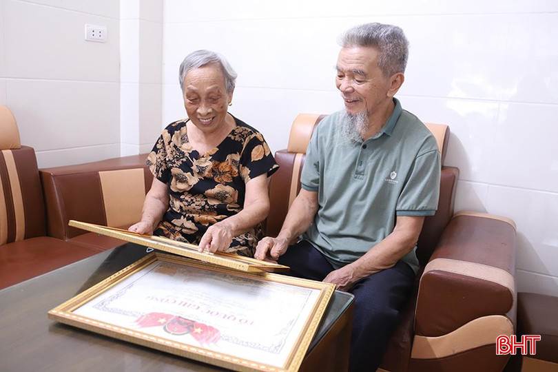 Gia đình ông Trần Văn Tùng vui mừng khi đưa được phần mộ của liệt sỹ Trần Văn Tịnh về quê hương sau gần nửa thế kỷ hy sinh. bqbht_br_z6805361880626-1e10eef312bd2460a3ac357dd9c96722.jpg