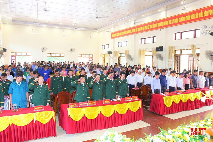 Lễ trao bằng "Tổ quốc ghi công" cho liệt sỹ Lê Ngọc Lân được chính quyền địa phương, các ban ngành liên quan tổ chức trang nghiêm, trọng thể. bqbht_br_z6805360789952-c7c867fafec0b8bfd55a733128873ba8.jpg