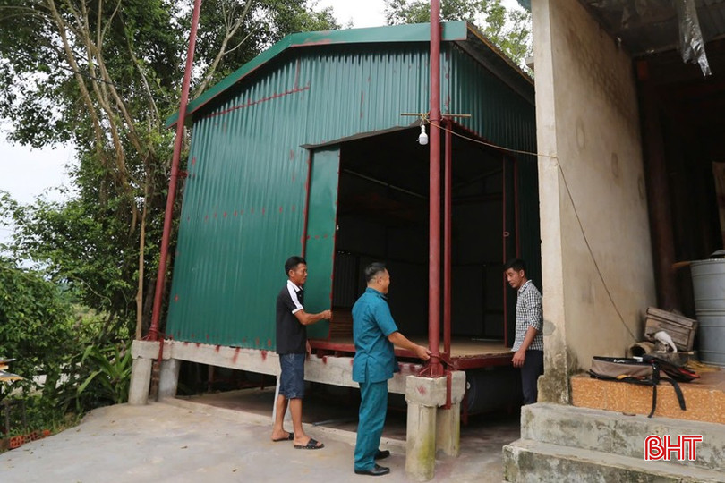 Người dân xã Điền Mỹ làm nhà phao chống lũ. 3-3894.jpg