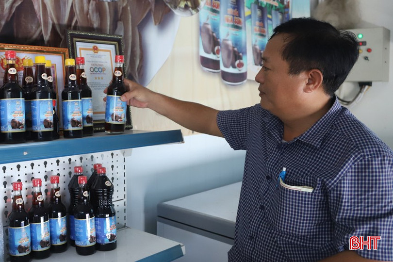 Mỗi năm, cơ sở sản xuất của ông Sơn xuất ra thị trường hàng nghìn lít nước mắm. 2-9821.jpg