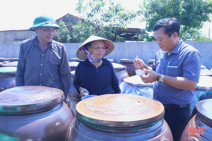 Ông Nguyễn Văn Sơn (bên phải) với kinh nghiệm hàng chục năm sản xuất nước mắm truyền thống. 1-3483.jpg