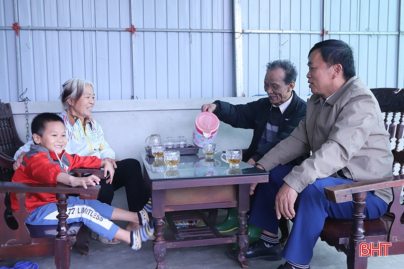 Cán bộ, người dân địa phương chia vui cùng gia đình bà Phương. bqbht_br_2-9991.jpg