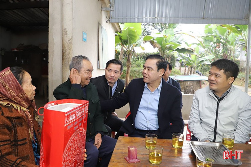 Chủ tịch UBND tỉnh Võ Trọng Hải, Chủ tịch Ủy ban MTTQ tỉnh Trần Nhật Tân chúc tết gia đình chính sách. bqbht_br_1-3266.jpg
