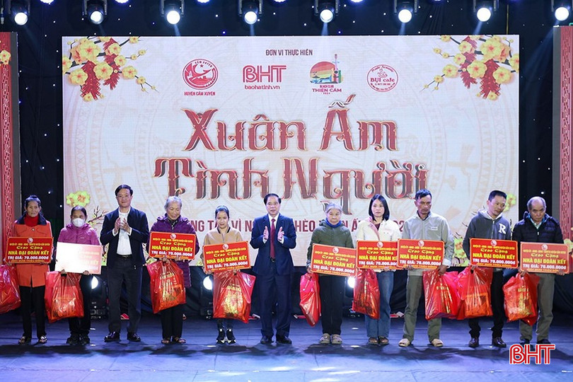Chương trình "Xuân ấm tình người" do huyện Cẩm Xuyên phối hợp Báo Hà Tĩnh tổ chức đã hỗ trợ nhiều nhà ở, hàng trăm suất quà cho người nghèo trên địa bàn. bqbht_br_666.jpg