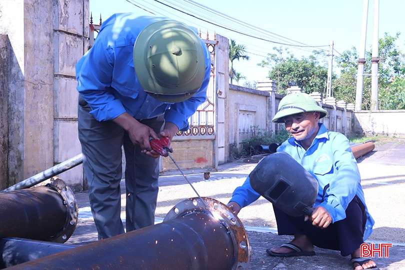Công nhân tích cực làm việc trên công trường dự án sửa chữa, nâng cấp hệ thống mạng lưới công trình cấp nước Bắc Cẩm Xuyên cấp cho xã Cẩm Vịnh (cũ), nay là xã Cẩm Bình. bqbht_br_9.jpg
