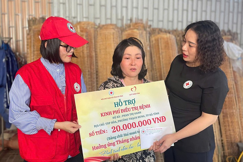 Quỹ Thiện Tâm phối hợp Hội Chữ thập đỏ tỉnh Hà Tĩnh trao kinh phí điều trị bệnh cho người dân trên địa bàn.