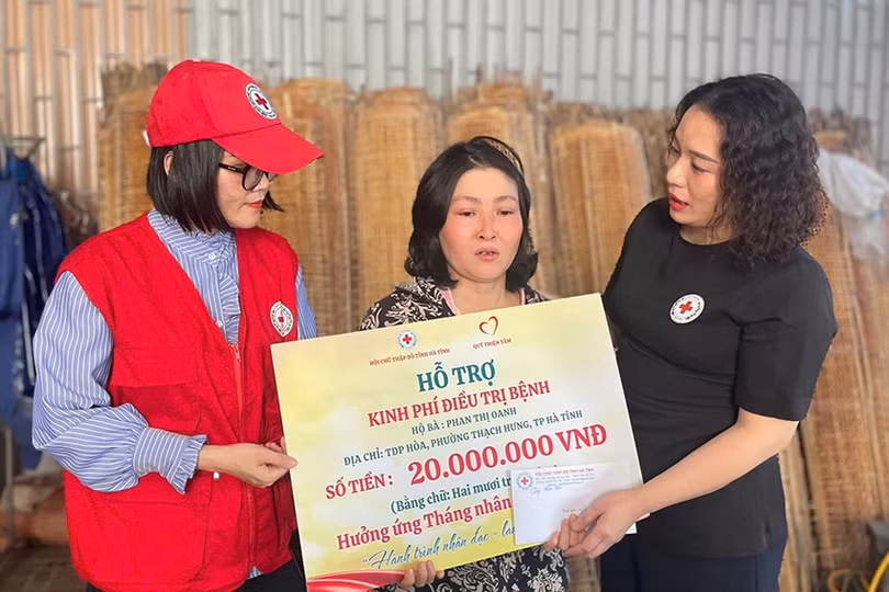 Quỹ Thiện Tâm phối hợp Hội Chữ thập đỏ tỉnh Hà Tĩnh trao kinh phí điều trị bệnh cho người dân trên địa bàn.