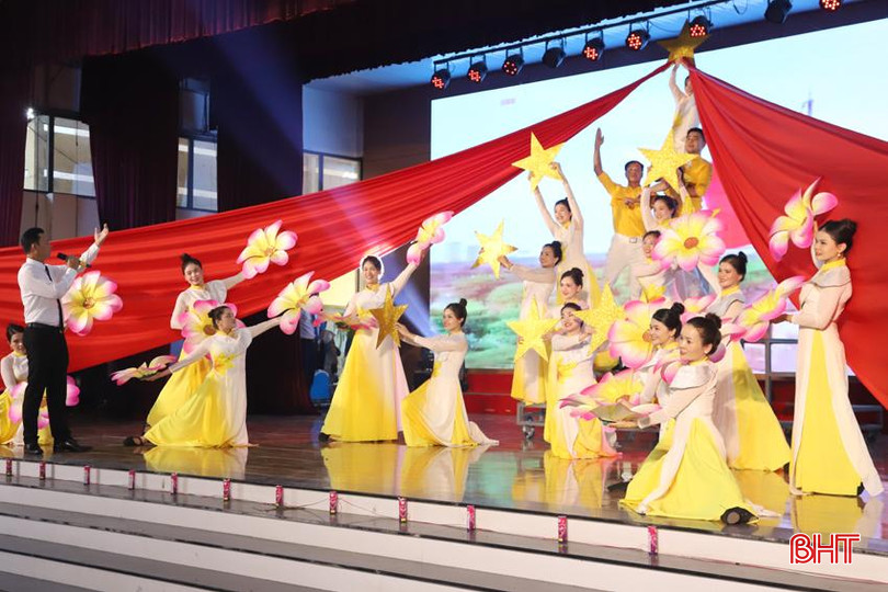 Đội LĐLĐ huyện Can Lộc tham dự liên hoan với tiết mục hát múa "Tổ quốc tôi chưa đẹp thế bao giờ". 7.jpg