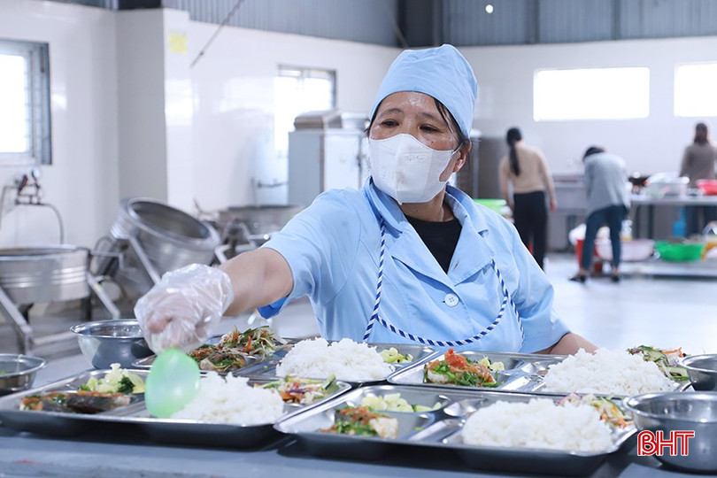 Bữa ăn ca của Xí nghiệp May 10 Hà Tĩnh được chế biến đảm bảo chất lượng, phù hợp nhu cầu của công nhân. bqbht_br_2-9045.jpg