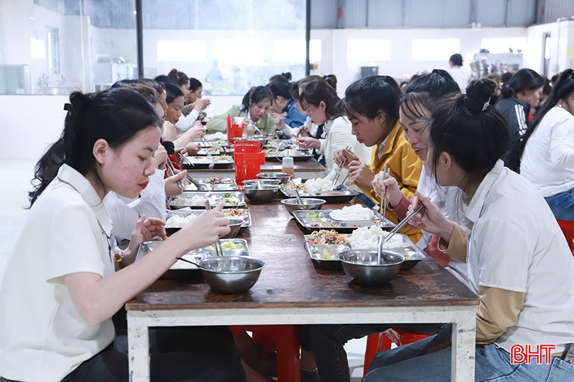 Chất lượng bữa ăn ca cho người lao động tại các doanh nghiệp ngày càng được nâng cao. bqbht_br_8-9303.jpg