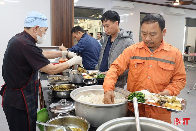 Thực đơn phong phú, thực phẩm chất lượng giúp công nhân công ty có những bữa ăn chuẩn vị cơm nhà. bqbht_br_3-909.jpg