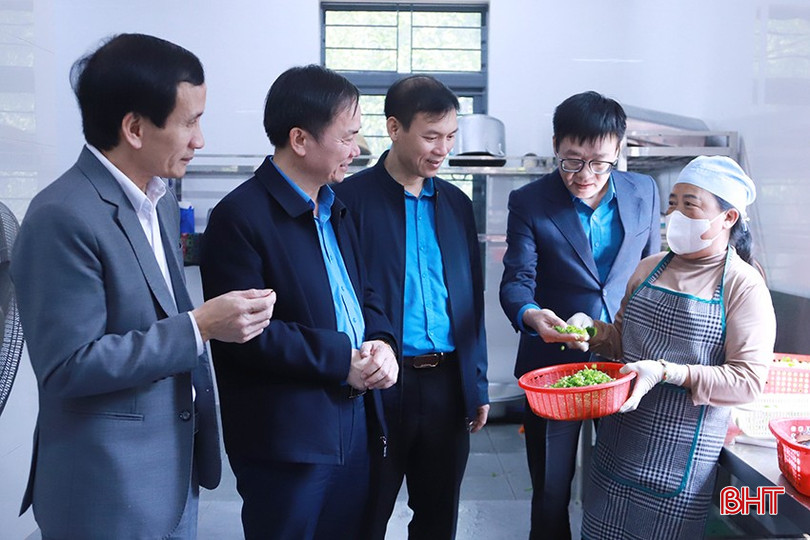 Đoàn công tác của LĐLĐ tỉnh kiểm tra, giám sát chất lượng bữa ăn ca tại Công ty CP Cảng quốc tế Lào - Việt. bqbht_br_4-147.jpg